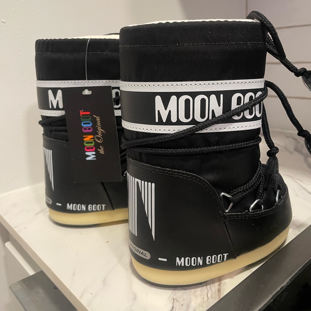 Kids moon boots. NWT